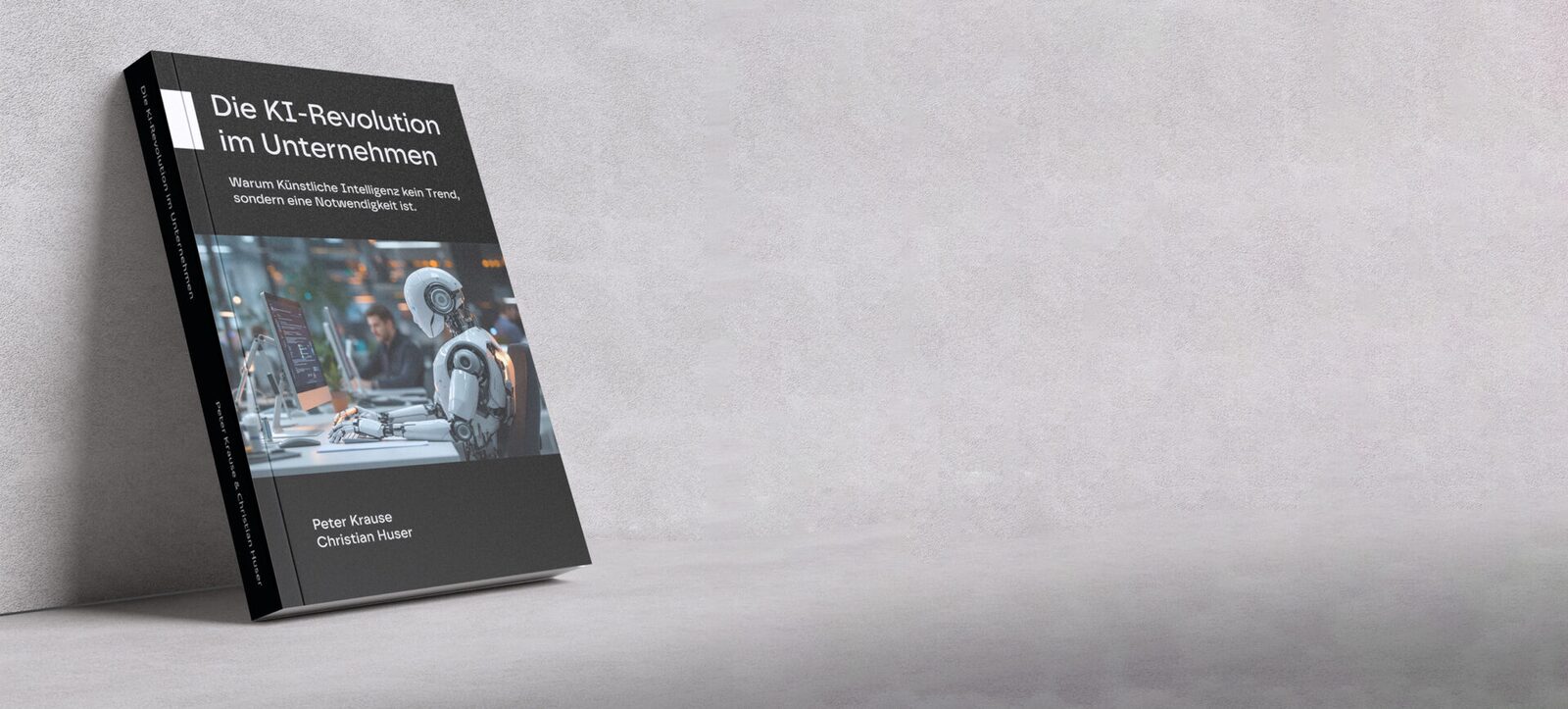 Das Taschenbuch „Die KI-Revolution im Unternehmen“ von Peter Krause und Christian Huser lehnt an einer hellen Betonwand.