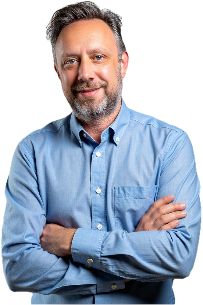 Porträt von Peter Krause im hellblauen Hemd mit verschränkten Armen.
