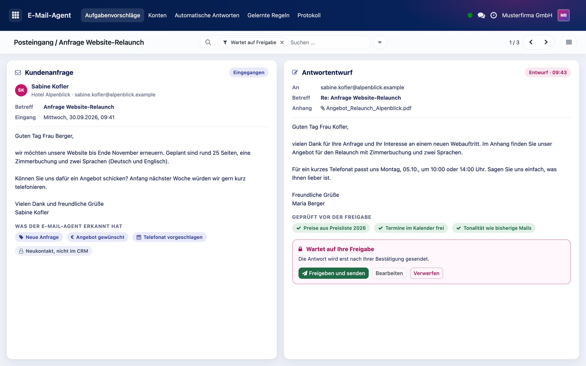 E-Mail-Ansicht mit Beispieldaten: Links eine Kundenanfrage zu einem Website-Relaunch mit den erkannten Merkmalen, rechts der vorbereitete Antwortentwurf mit Prüfhinweisen und der Schaltfläche zur Freigabe.