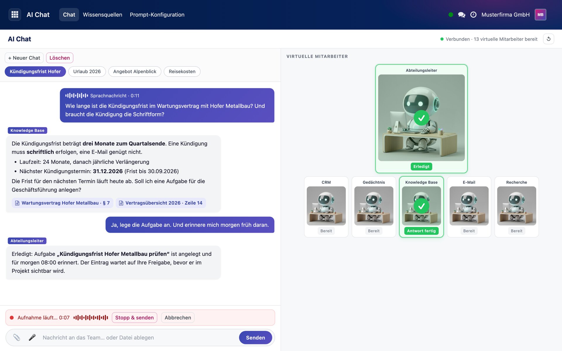 AI Chat mit Beispieldaten: Eine gesprochene Frage zu einer Kündigungsfrist, die Antwort der Wissensdatenbank mit zwei Quellenangaben, eine laufende Sprachaufnahme und rechts der Status der virtuellen Mitarbeiter.