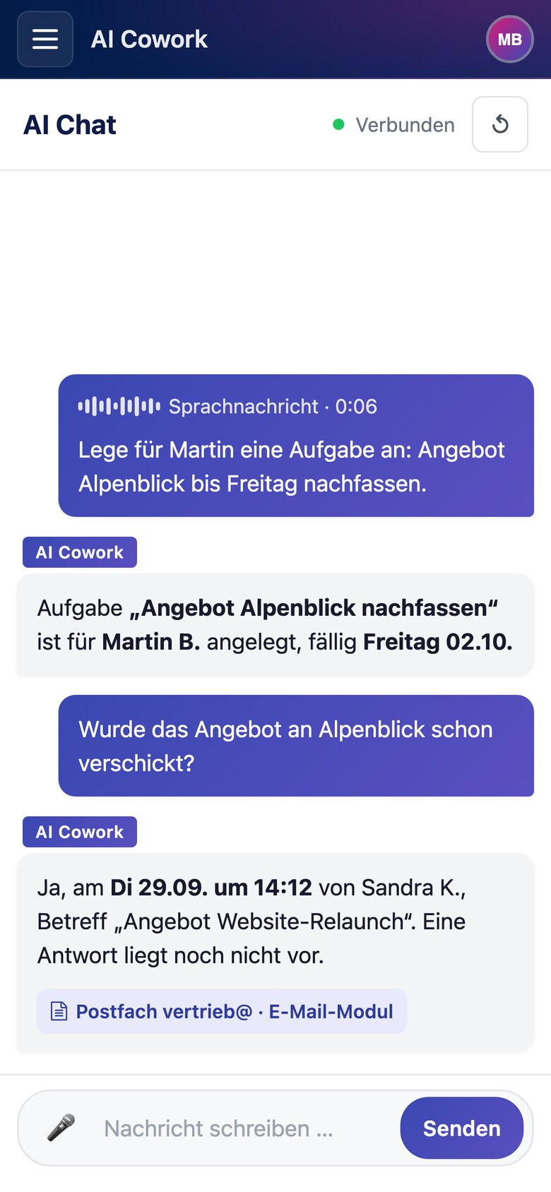 Smartphone-Ansicht von AI Cowork mit Beispieldaten: Oben eine Sprachnachricht mit der Aufgabe für einen Mitarbeiter und die Antwort mit der angelegten Aufgabe in der Aufgabenplanung; darunter eine Statusfrage zur verschickten E-Mail an einen Kunden mit Antwort und Quellenangabe aus dem E-Mail-Modul.